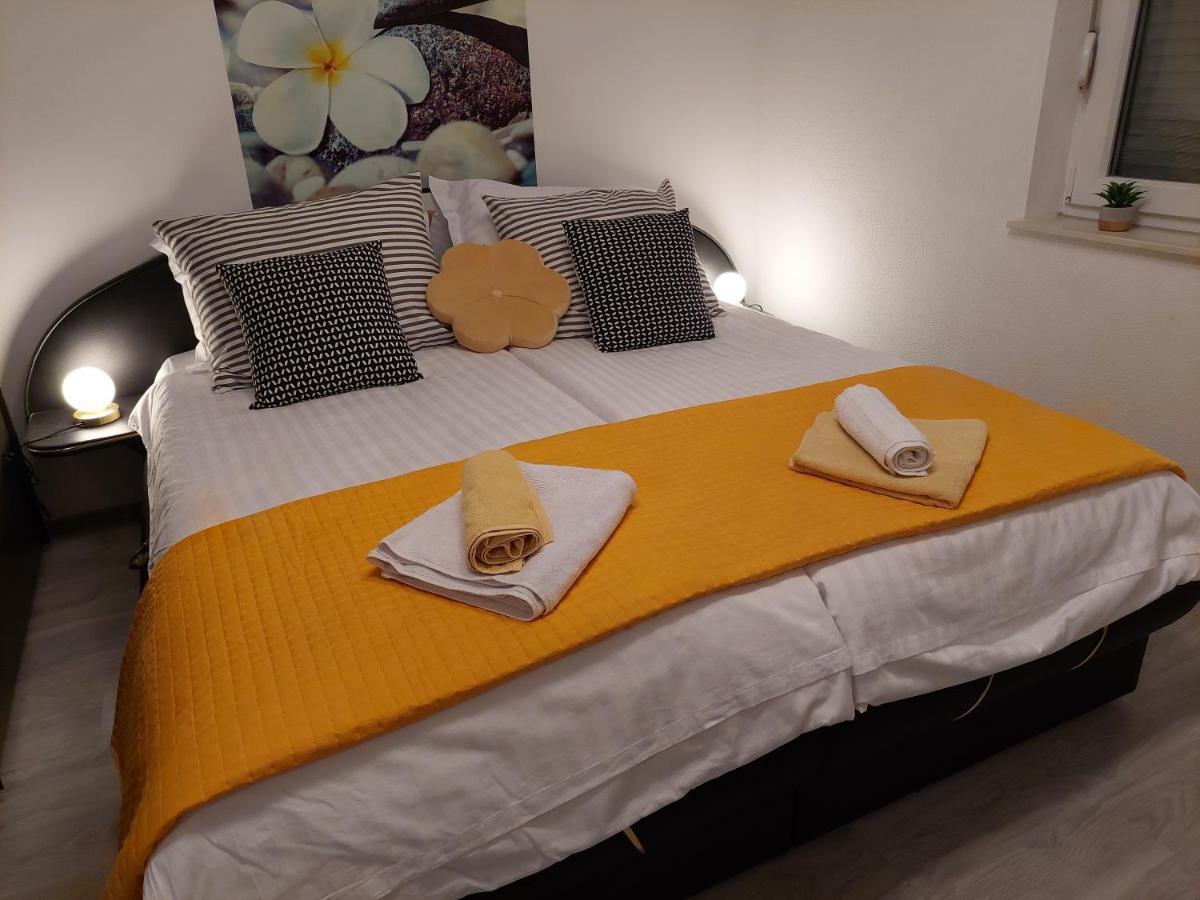Spacious Apartment Close To The Sea In Kastel Luksic Kastela Dış mekan fotoğraf